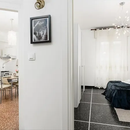 Apartment Center 8'minutes! Free Wi-fi & Netflix 'simona's Retreat' By Tilo Genoa